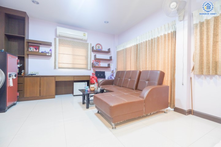 *****บ้านเดี่ยวมือสองย่านกรุงเทพฯ ม.อรุณทอง พุทธมณฑลสาย2 เนื้อที่กว้างขวางมากถึง 114 ตร.ว.  ฟังก์ชัน 6 ห้องนอน 4 ห้องน้ำ ที่จอดรถ 3 คัน บ้านสไตล์ Home Office บนทำเลแห่งการเดินทาง ใกล้รถไฟฟ้าสายสีน้ำเงิน "สถานีบางหว้า" และทางด่วน "ศรีรัช"